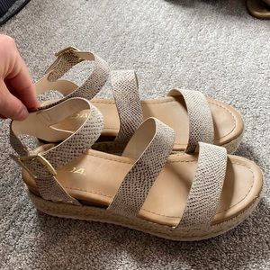 Soda sandals 9